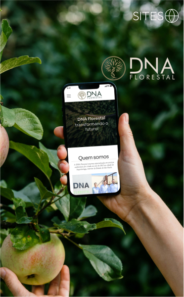 Uma mão segurando o celular com o site da DNA Florestal aberto e ao lado de uma macieira